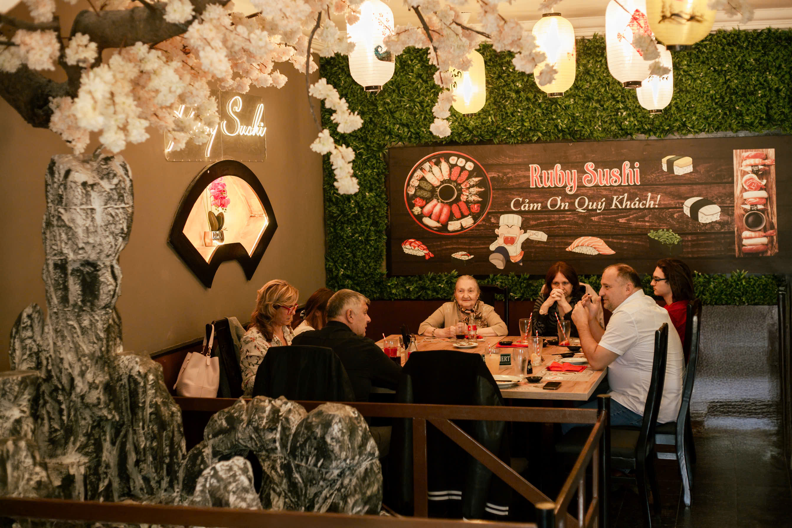 Ruby Sushi étterem vendégekkel